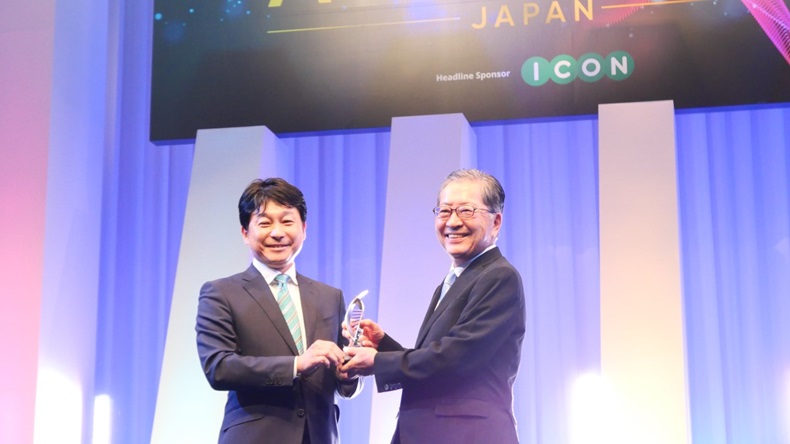 Dr. Toichi Takenaka (right) received the first Lifetime Achievement Award in Pharma Intelligence Award Japan (1 September, 2022)
