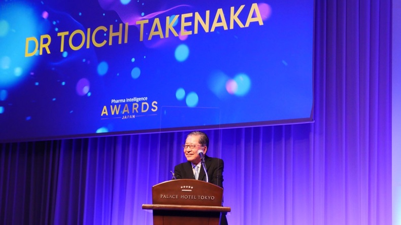 Takenaka giving a speech after receiving Lifetime Achievement Award at Pharma Intelligence Awards Japan 2022