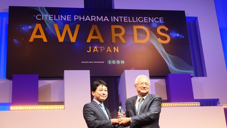 George Nakayama (right), former CEO of Daiichi Sankyo, received Lifetime Achievement Award at the Citeline Pharma Intelligence Awards Japan 2023.